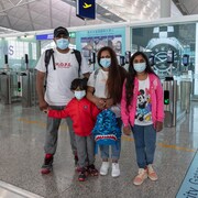 Une famille dans un aéroport à Hong Kong.