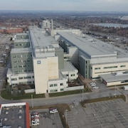 Vue aérienne de l'Hôpital Civic de Brampton; au loin, on voit la ville s'étaler.