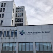 Gros plan sur la façade du pavillon Hôtel-Dieu de l'hôpital de Gaspé.