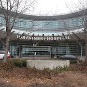 La façade d'un hôpital. 