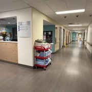 Couloir de l'hôpital avec bureau pour infirmières. 