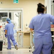 Un infirmier et une infirmière au travail dans un hôpital.