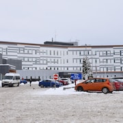 Un hôpital et son stationnement l'hiver.