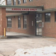 L'extérieur de l'urgence de l'un des hôpitaux gérés par Lakeridge Health.