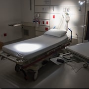 Un lit d'hôpital inoccupé dans la section des urgences.