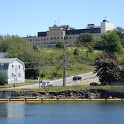 Rivière et route au pied de l'hôpital de Matane
