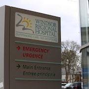 Une pancarte qui montre l'entrée principale des urgences de l'Hôpital régional de Windsor.