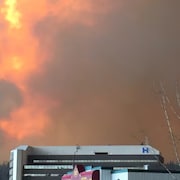 Un hôpital de Fort McMurray sous un ciel couvert de feu et de fumée, en 2016.