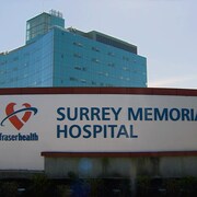 La pancarte d'entrée de l'Hôpital Surrey Memorial.
