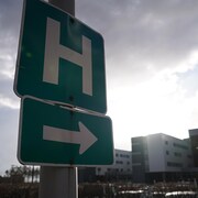 L'affiche H qui indique où se trouve l'hôpital qu'on voit en arrière.