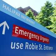 Une affiche devant l'hôpital Halifax Infirmary.                           