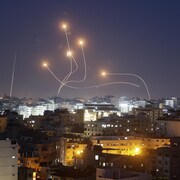 Des tracé de lumière dans le ciel nocturne d'une ville israélienne.