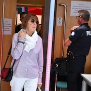 Gisèle Pelicot sort de la salle de cour après une audience lors du procès de son ex-mari.