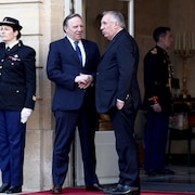 Deux hommes se serrent la main. 