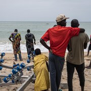 Des jeunes sur une plage au Sénégal
