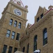 L'horloge historique montée sur le bâtiment de l'hôtel de ville de Calgary.