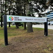 Le panneau à l'entrée de l'hôtel de ville de Sault-Sainte-Marie.