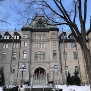 La façade de l'hôtel de ville de Québec en hiver.