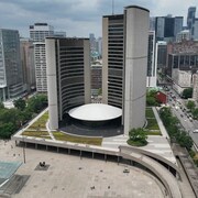 Image de drone de l'hôtel de ville de Toronto.