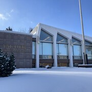La façade extérieure de l'hôtel de ville de Val-d'Or.