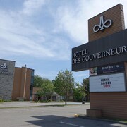 L'enseigne de l'Hôtel Gouverneur affiche : fermé saison 2020.