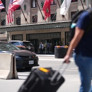 Un voyageur passe devant l'hôtel Royal York au centre-ville de Toronto. 