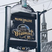 L’enseigne de l’hôtel de ville de Beaumont en hiver.