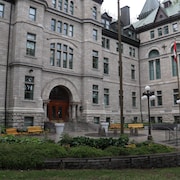 L'hôtel de ville de Québec, au printemps.