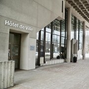 Façade de l’hôtel de ville de Trois-Rivières en hiver. Inscription «hôtel de ville» au-dessus de la porte.
