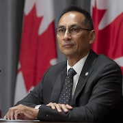 L'administrateur en chef adjoint à l'Agence de la santé publique du Canada est assis derrière une table, lors d'une conférence de presse qui a eu lieu le 21 juillet 2020, à Ottawa.

