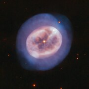 Cette image d'Hubble montre la nébuleuse planétaire NGC 2022. Elle est composée d'images prises en lumière visible et infrarouge. 