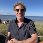 Hubert Proulx devant le fleuve St-Laurent.