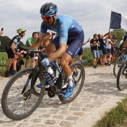 Les cyclistes roulent sur des pavés