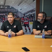 Yannick Gaucher, Steve Hartley et Gilles Bérubé assis à une table lors d'une conférence de presse.