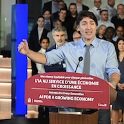 Justin Trudeau parle dans un micro lors d'une conférence de presse.