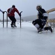 Des patineurs se préparent à dévaler la piste.