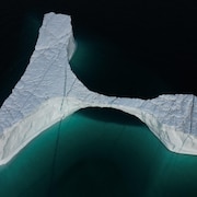 Image aérienne d'un iceberg. 