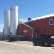 Des voitures garées devant l'usine