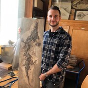 Le paléontologue Dean Lomax avec le moulage retrouvé à Berlin.