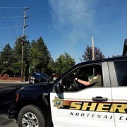 Un véhicule du shérif du comté de Kootenai circule sur une route. 