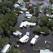 Des maisons entourées par les eaux.