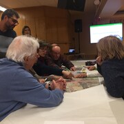 Les citoyens de Magog ont mis en commun, mardi soir, des idées de développement pour le secteur de la sortie 118. On voit ici un groupe de sept citoyens discuter autour d'une carte de la sortie 118. 