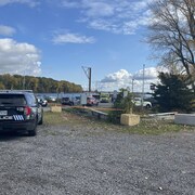 Des v&eacute;hicules d'urgence pr&egrave;s d'une marina.