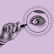 Représentation artistique d'une main tenant une loupe, qui centrée sur un oeil grand ouvert.