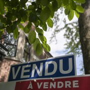 Pancarte indiquant qu'un immeuble a été vendu.