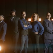 Les cinq comédiens du groupe Improtéine posent sur le plateau de tournage de leur revue de fin d'année 2022.  