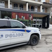 Une autopatrouille devant la SAQ de l'avenue Cartier.