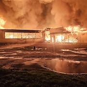 Un bâtiment est en flamme.