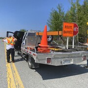 Des employés du MTMD s'affairent à bloquer une rue.