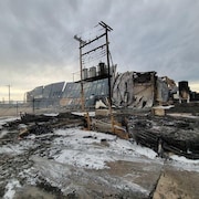 Les décombres d'un hangar ravagé par le feu. 